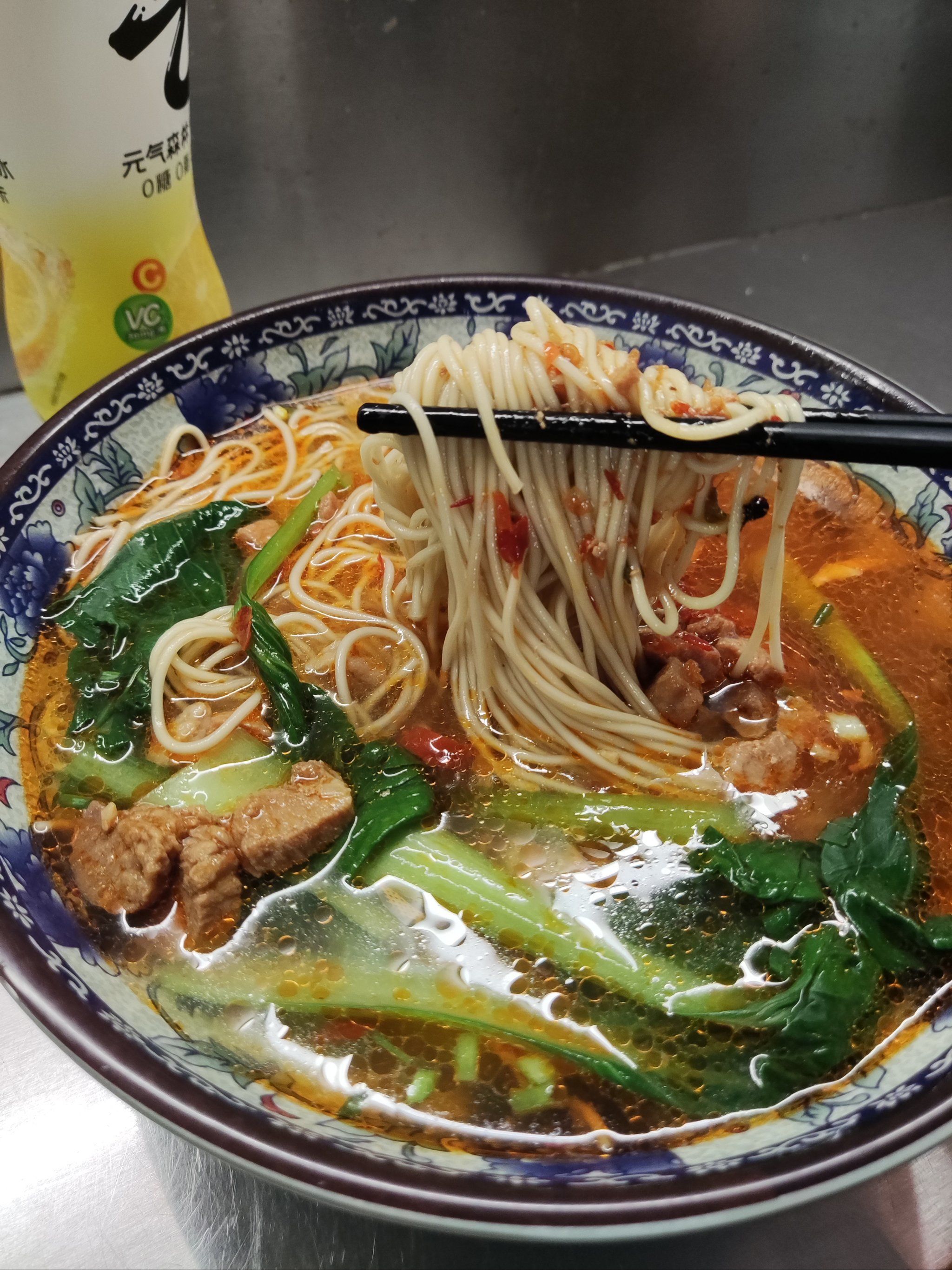 开了许许多多年的老面馆了,主打是本帮特色辣肉面
对面是很洋气的