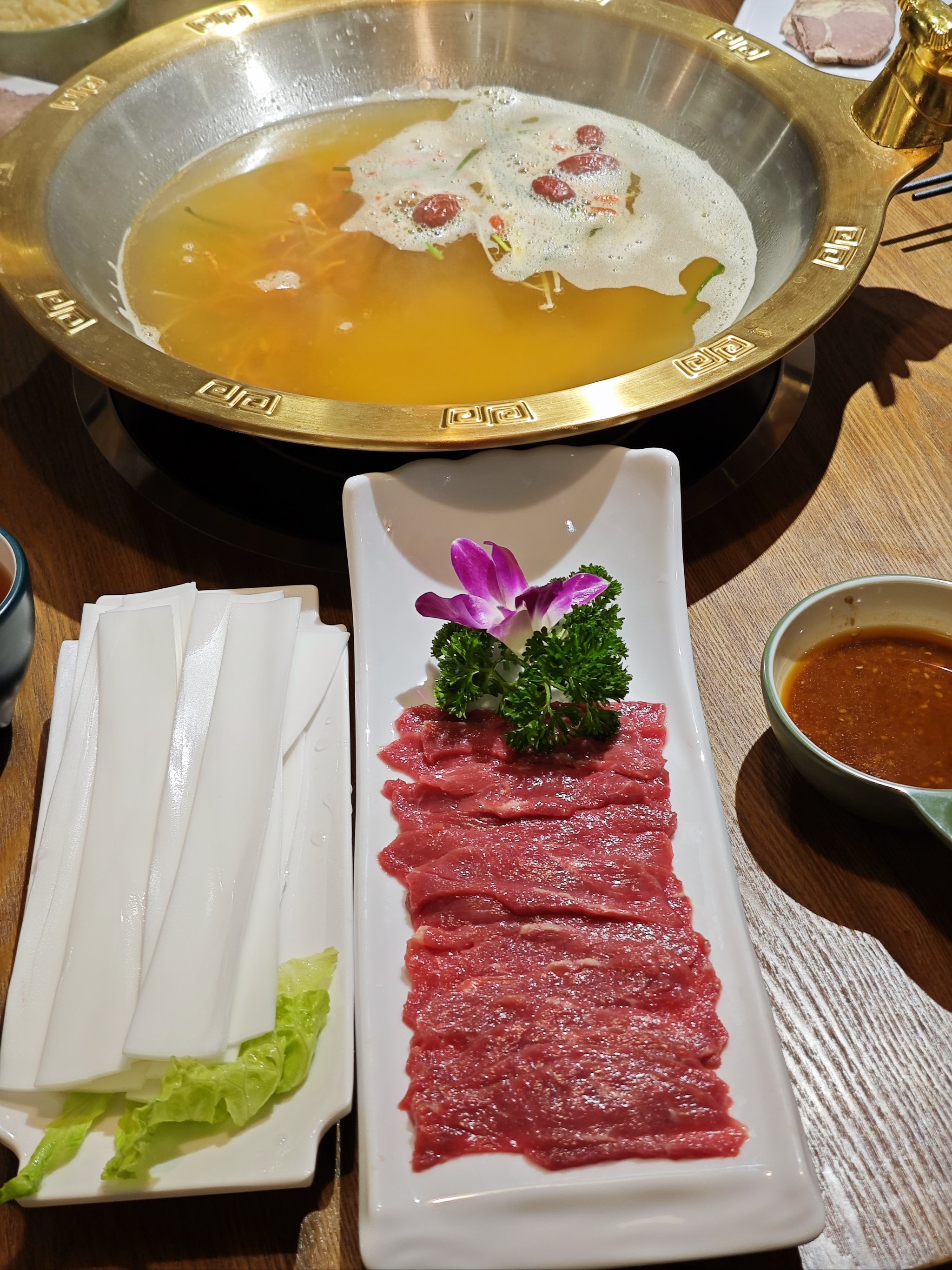 青海牦牛火锅:味蕾上的草原盛宴