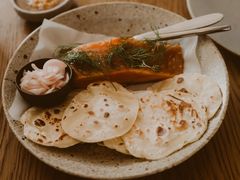 烟熏三文鱼配烤饺子皮和芥末籽酱-BOR Eatery(安福路店)