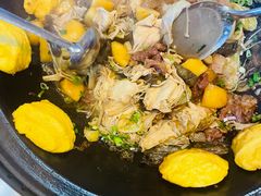 -乡村木柴铁锅炖饭店