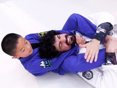 -菠萝格斗巴西柔术训练馆