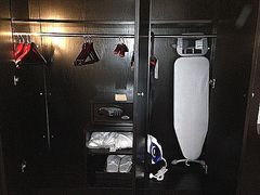衣柜 还有熨衣服的和雨伞-天平宾馆