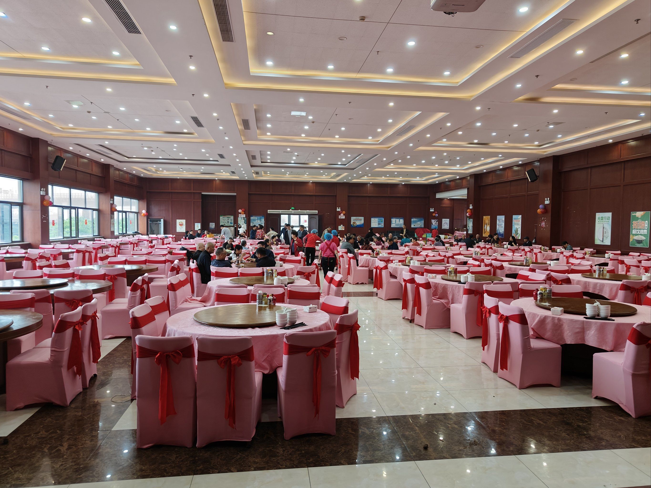 0元玩转这座 #婚宴酒席 元
照例吃三天的上海农村喜宴,通常在20桌