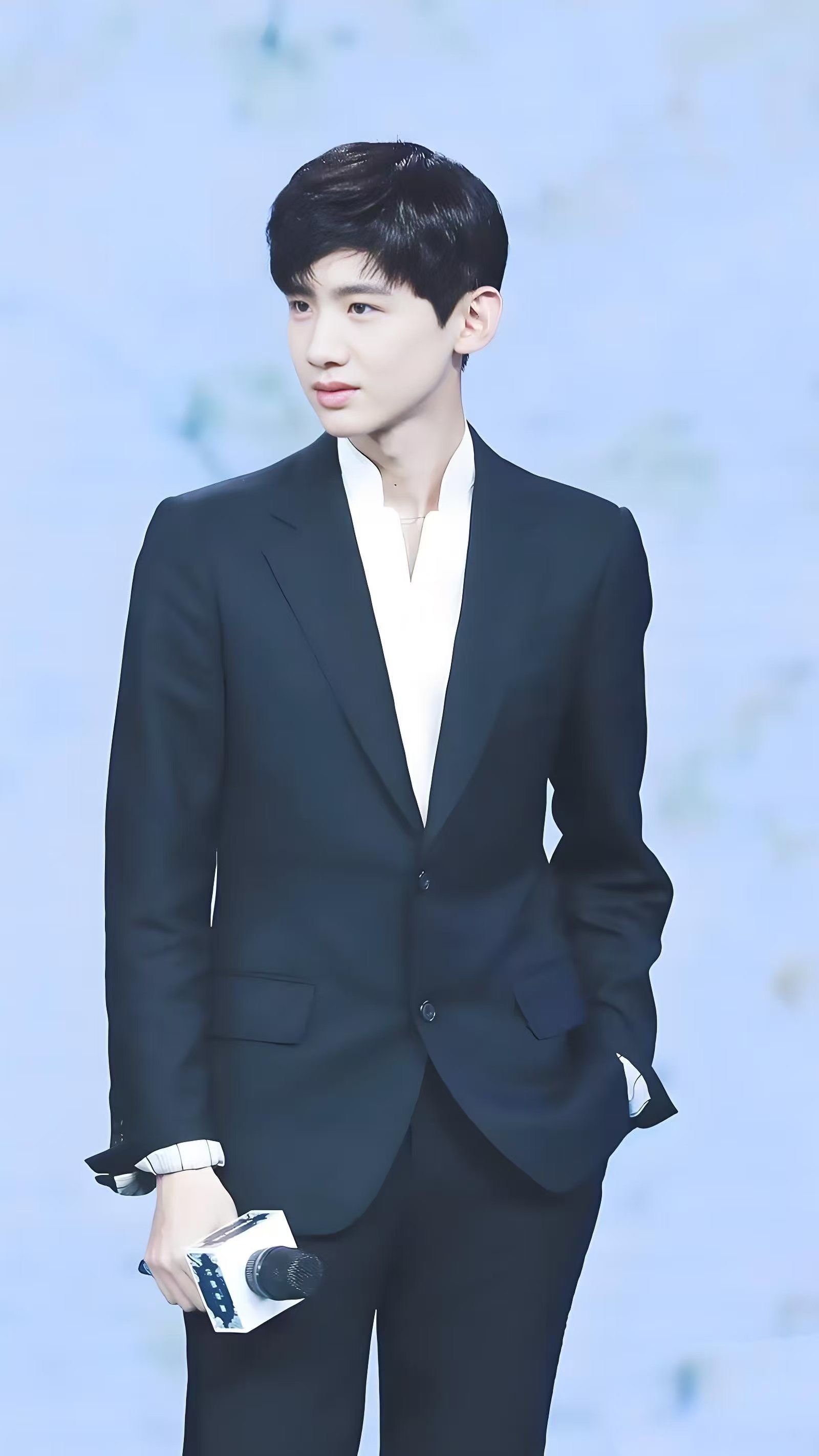 99白敬亭时尚穿搭,西装上身秒变帅气型男