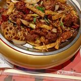 逛荟聚午餐时间到了，走进食通天宜家美食馆，看到干锅鱼