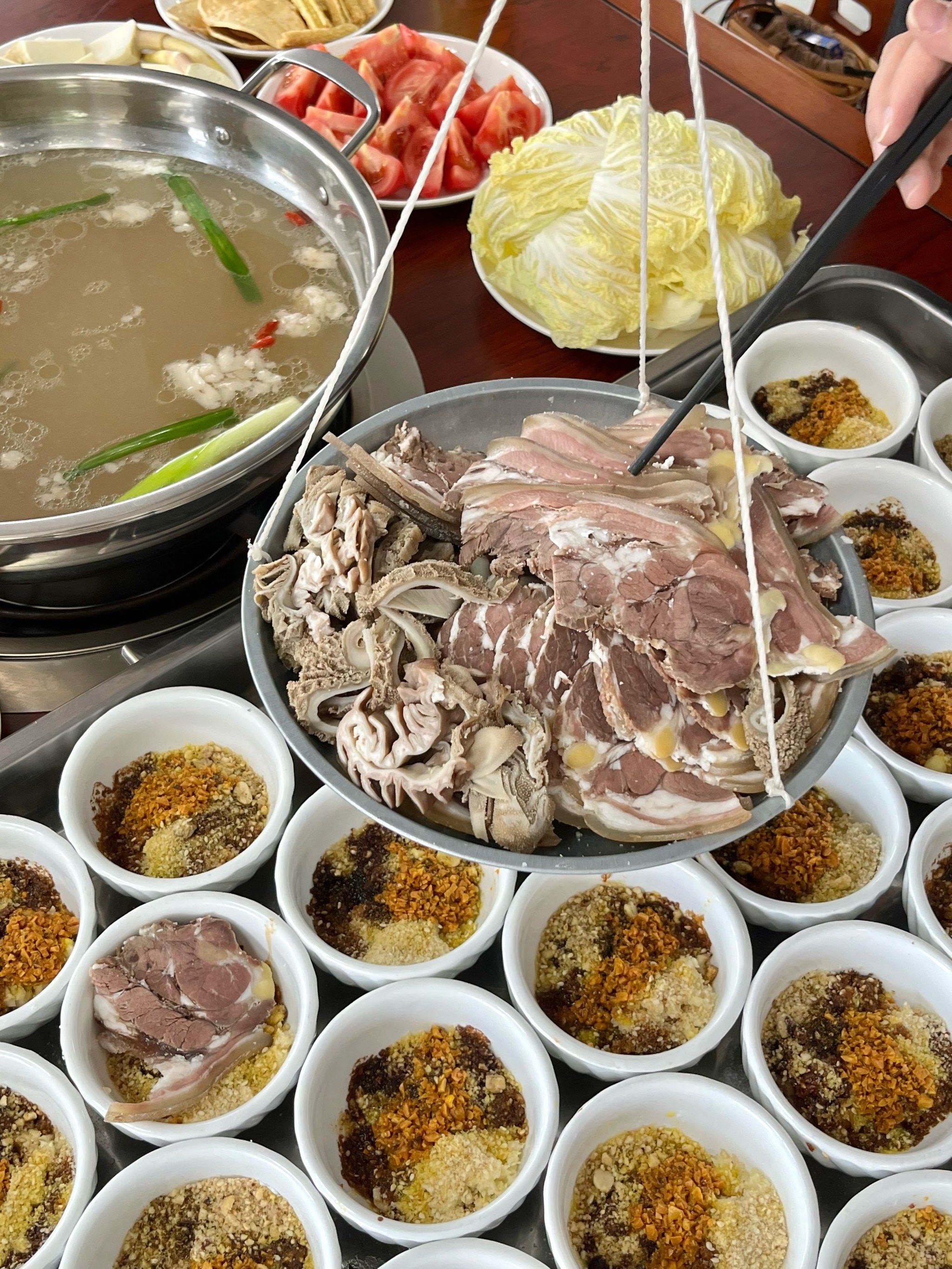 靠昆明本地人带路找到的羊汤锅!开了20年!