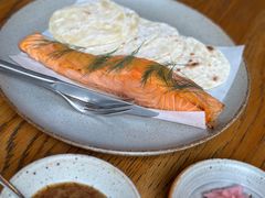 烟熏三文鱼配烤饺子皮和芥末籽酱-BOR Eatery(安福路店)