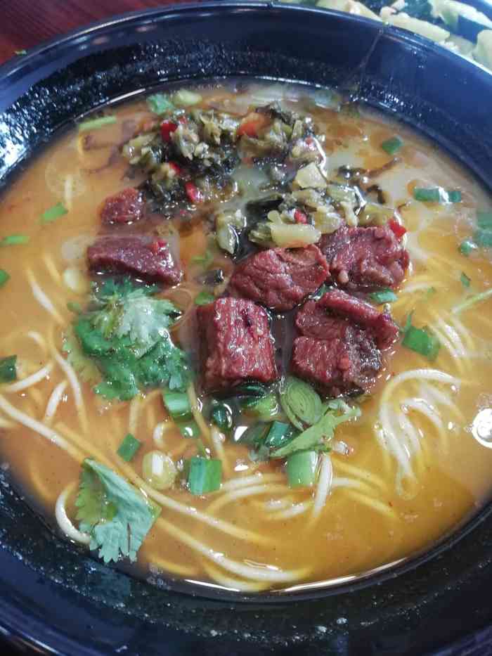 酸菜红烧牛肉面(古宜路店)-"中午陪客户选完材料,来到这家客户推荐的