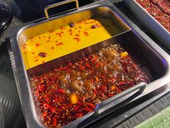 鸳鸯招牌麻辣锅拼金汤花胶锅-大隐·成都火锅Bistro(合生麒麟新天地店)