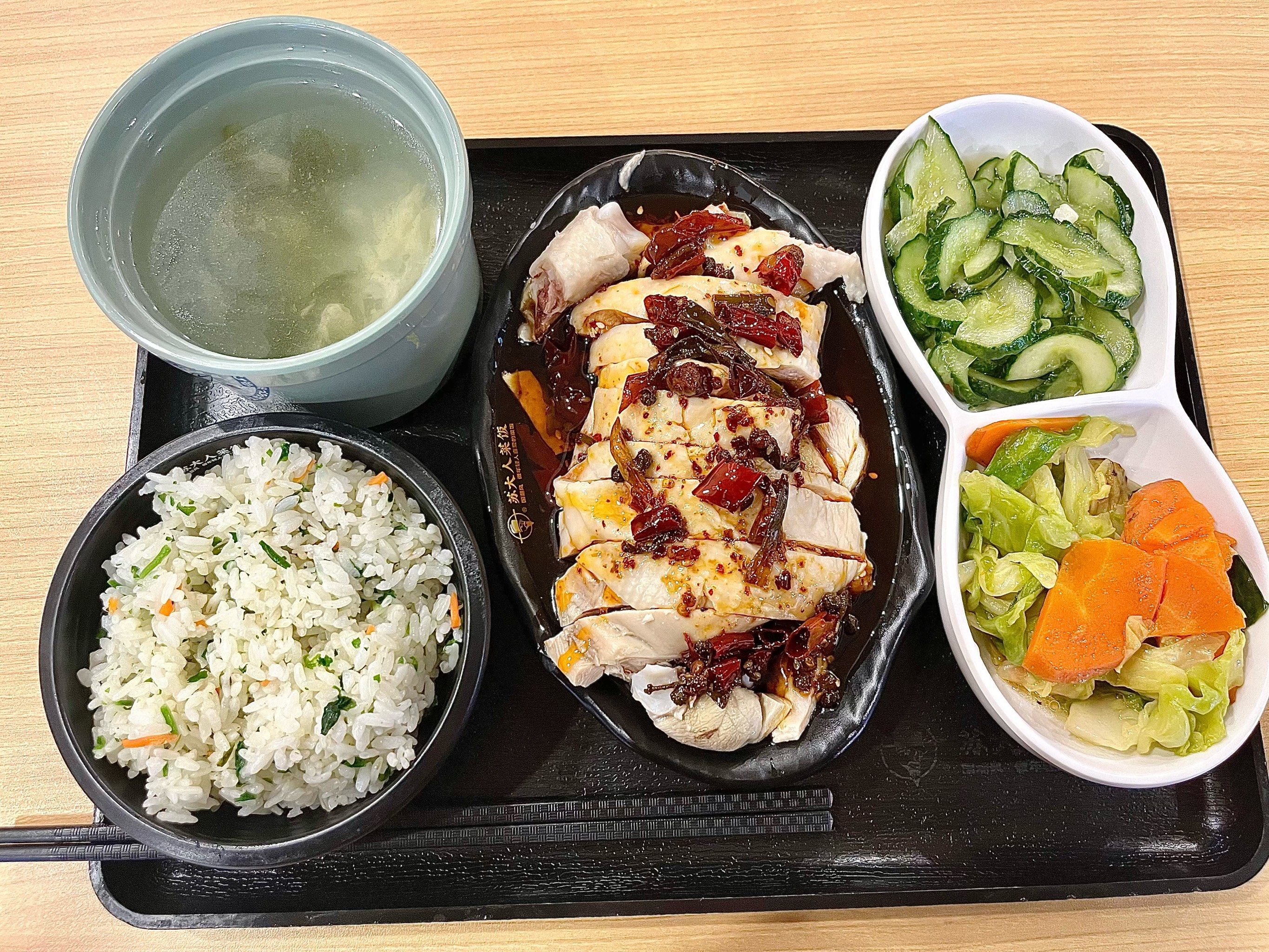 「口水鸡」点了口水鸡套餐,有一份口水鸡,菜饭,汤,两种小菜