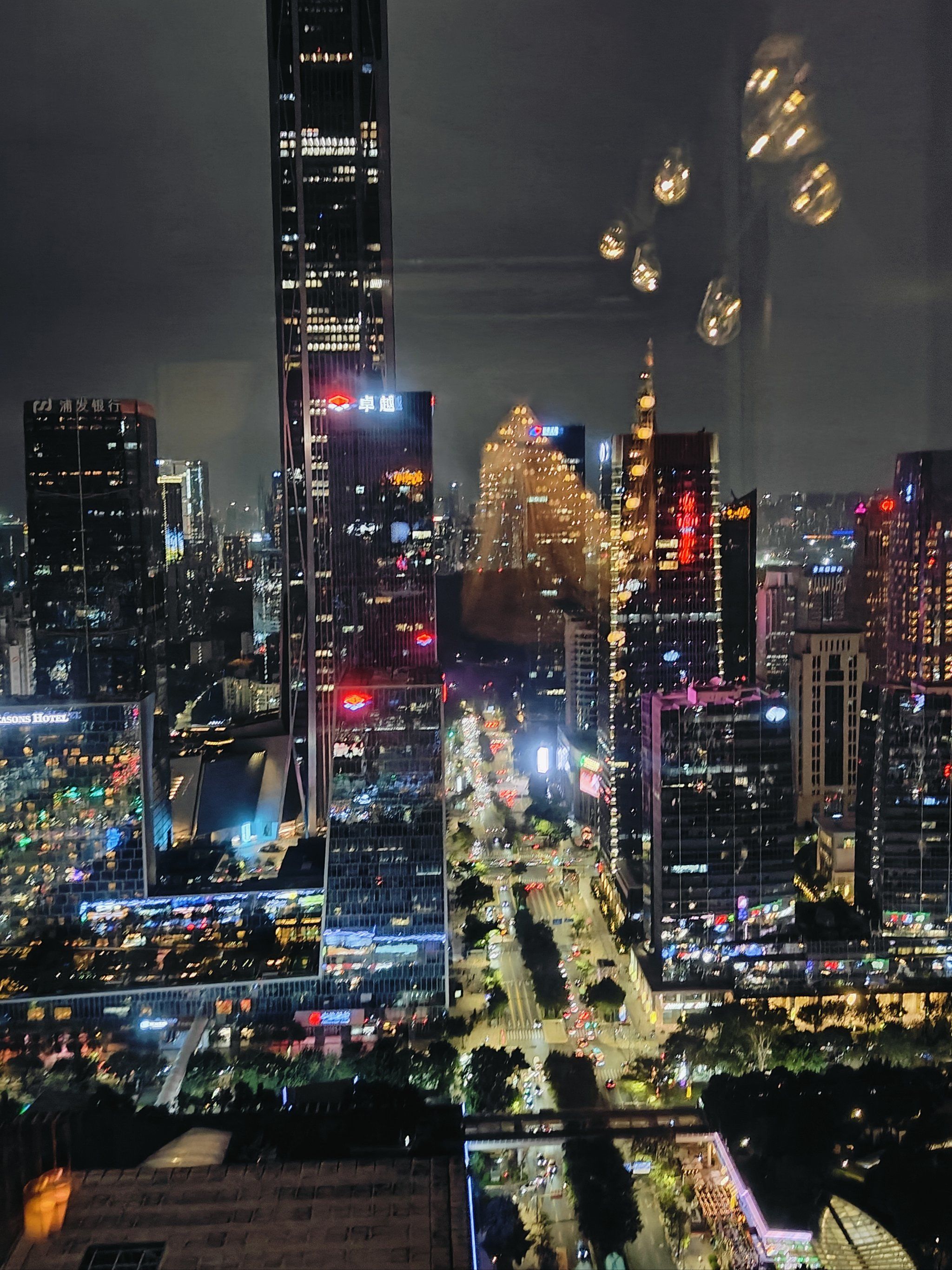 高楼林立,车水马龙,这个城市就像永远不会休息的巨人,活力满满