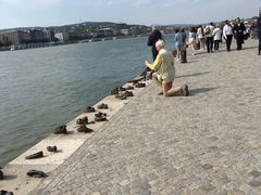 -多瑙河畔鞋履雕塑