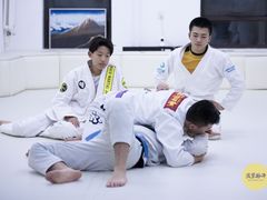 -菠萝格斗巴西柔术训练馆