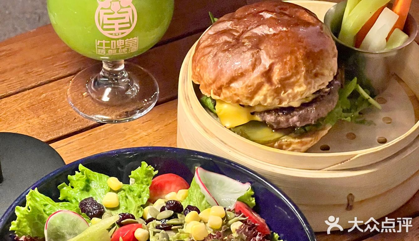 来武汉精酿酒馆喝酒，没想到被汉堡迷到哭