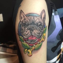 这是一只长相甜美的法斗-Black Tattoo Studio