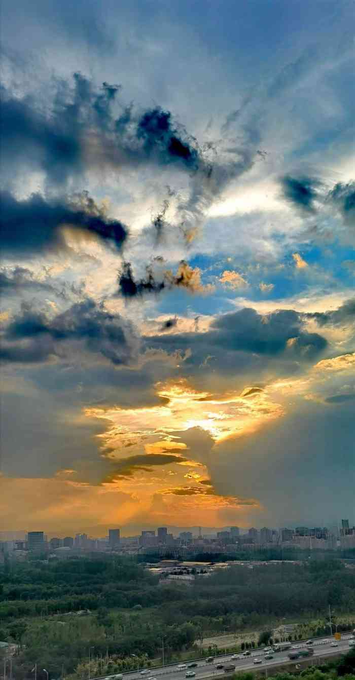 打分 雨后登高远眺,云朵五彩斑斓,别有一番滋味在心头