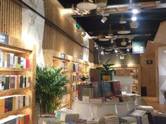 -新华里咖啡书吧(新华书店小寨店)
