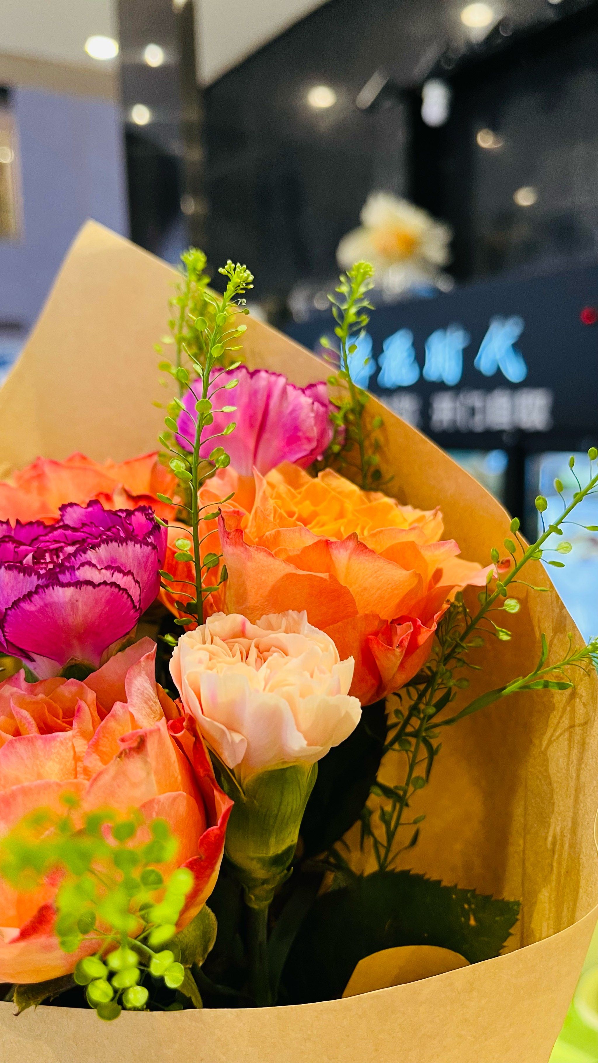 扶梯边上,顺手捎带一束鲜花回家