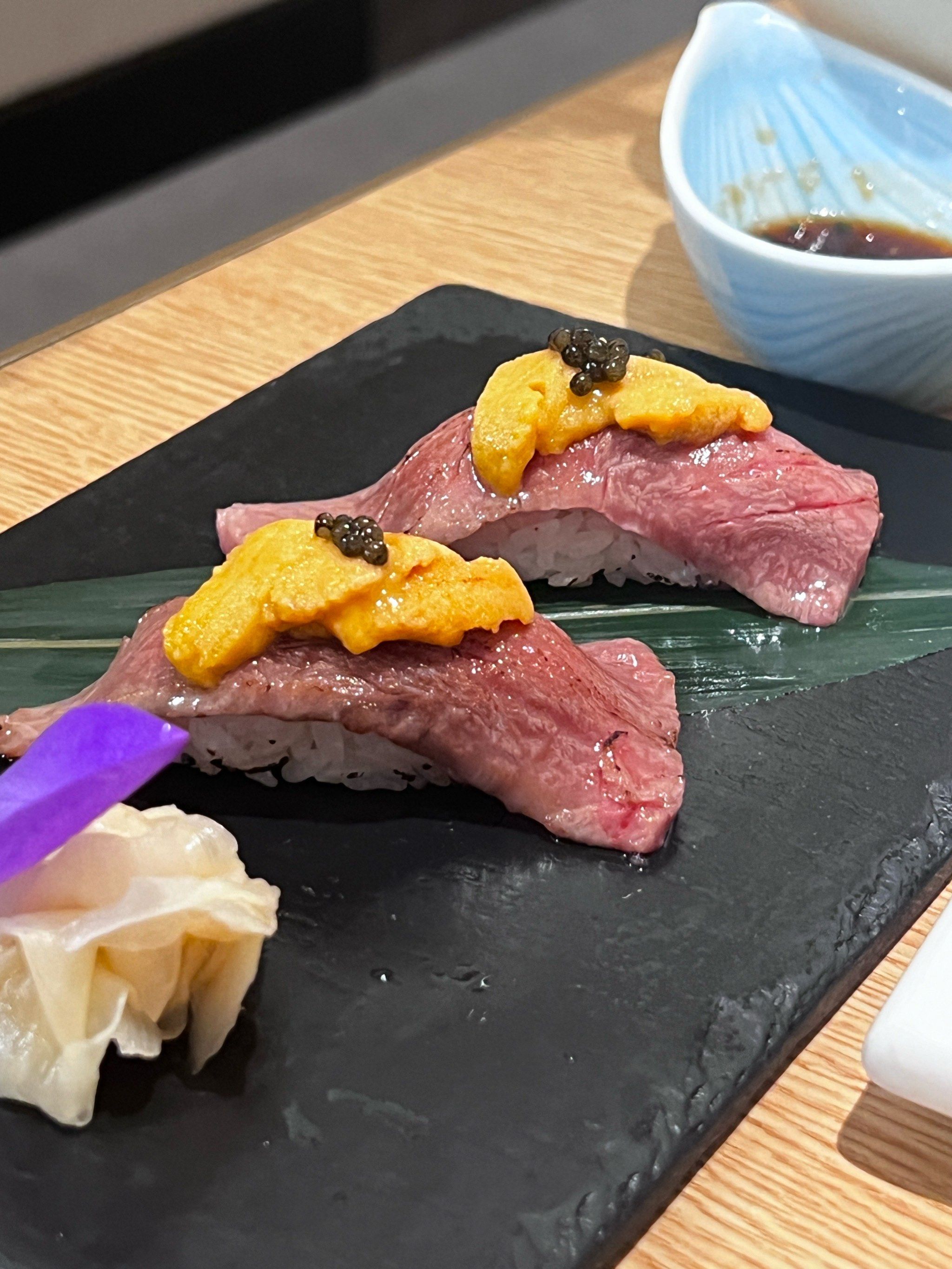 入口即化的和牛海胆寿司