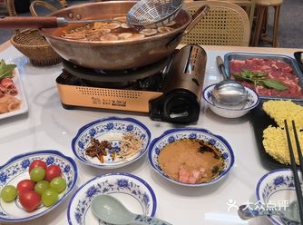 网红火锅店——王奋斗，它是一家以贵州酸汤牛肉火锅为主