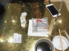 密密麻麻的刮痕的金桌子......-VENCHI 闻绮(北京国贸商城店)