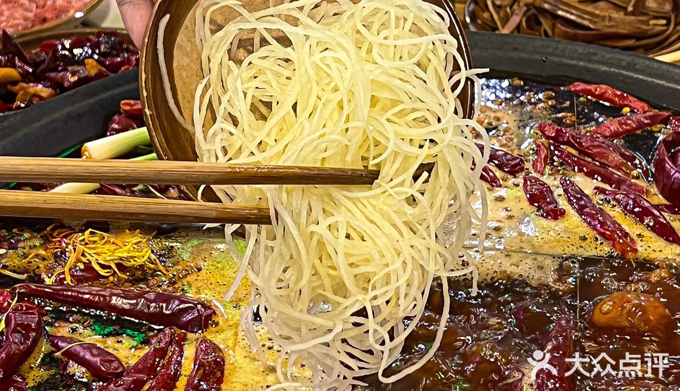 今年暑假火出天际的重庆老火锅|通天排队你敢信？