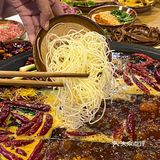 今年暑假火出天际的重庆老火锅|通天排队你敢信？
