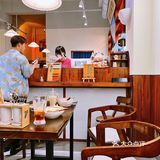 米血蘸上酱料 微微辣 入口不粘牙 好吃