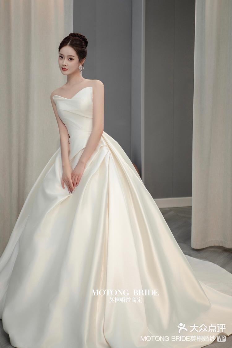 简约又不失华丽的缎面婚纱 m型领口设计展-大众点评