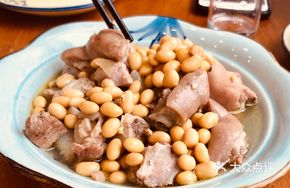 Stewed Pork Trotter with Soybeans