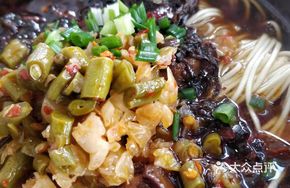 Mei Cai Braised Pork Noodles