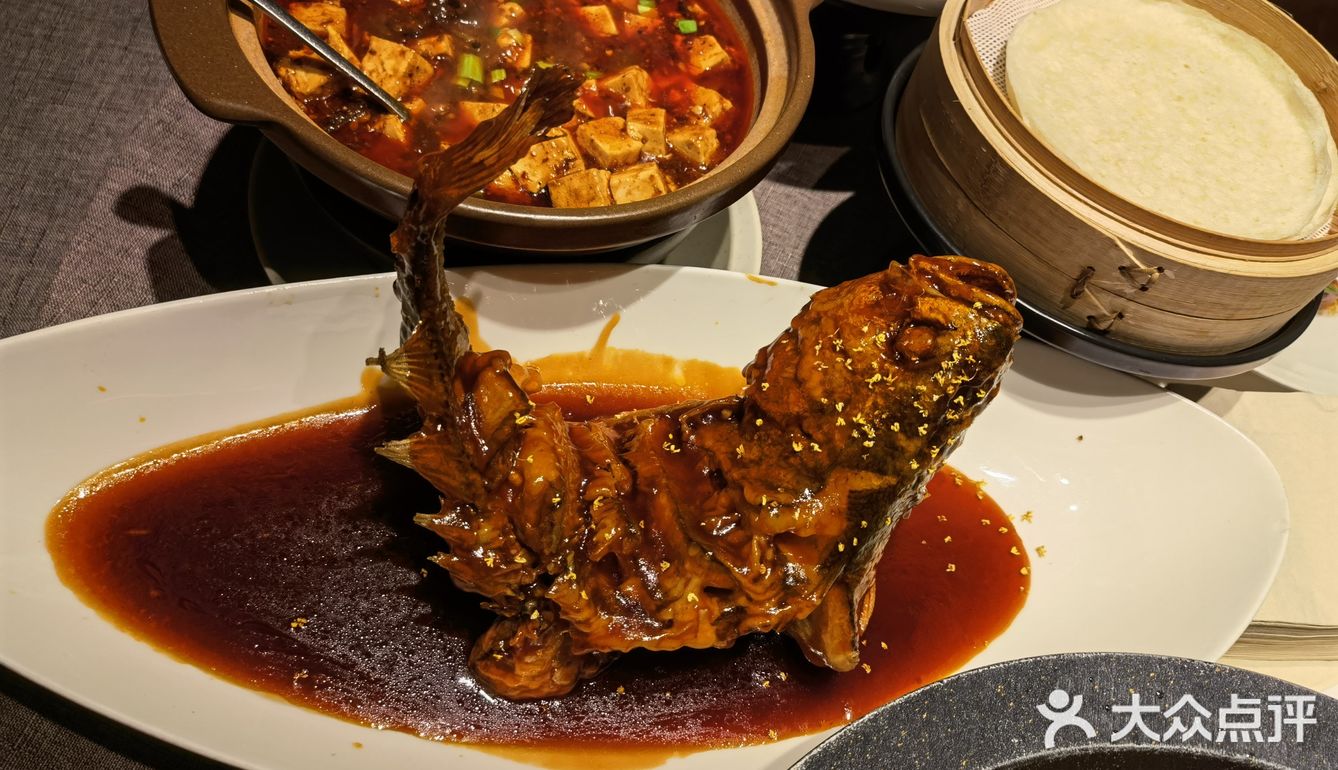 决定来青年餐厅了，定了两桌，服务人员的态度非常好