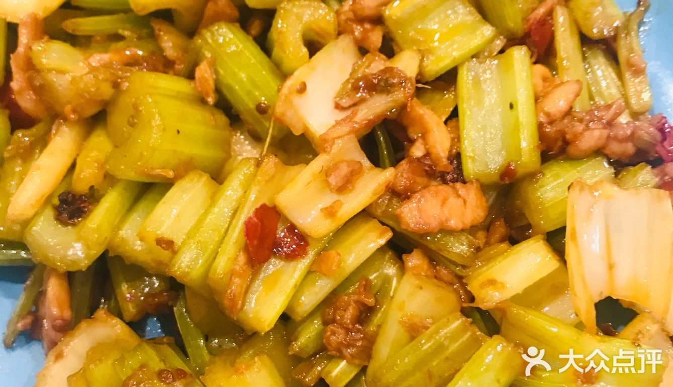 翻炒至变色 倒入芹菜 一起翻炒 快熟时