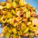 翻炒至变色 倒入芹菜 一起翻炒 快熟时