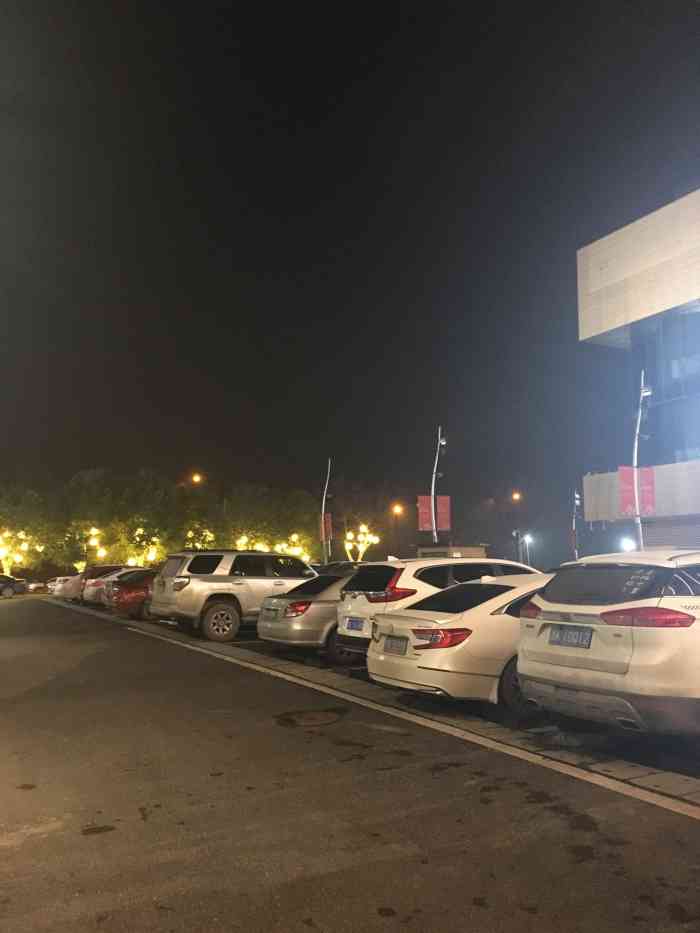 西溪印象城停车场