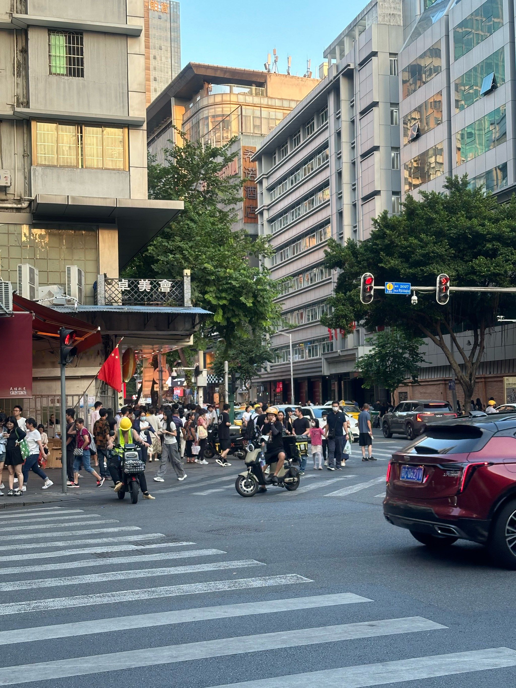 国庆假期街头实况