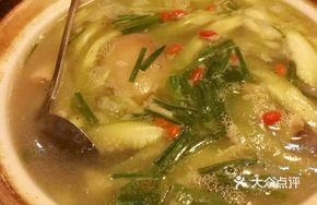 Pork Knuckle Stewed with Sponge Gourd