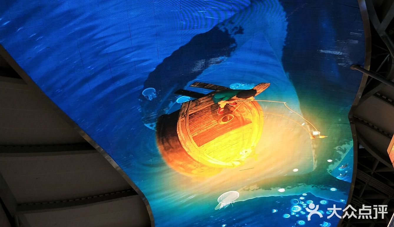 美食、商场,茶饮都有,最重要的是,徜徉在银河里