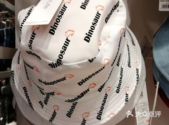 如果想购买一些很潮又特别实惠的小东西，可以到这家店铺