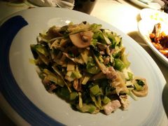 手捏菜蘑菇炒肉片-谭家弄堂(亚欧商厦店)