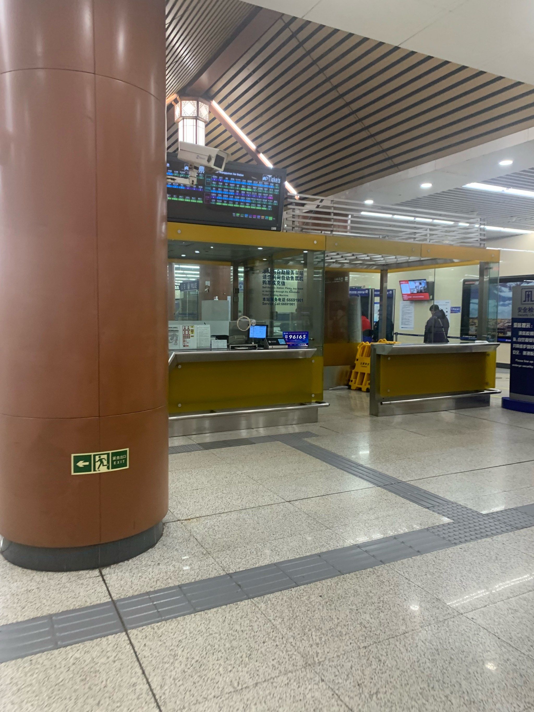 早高峰,我们一起挤地铁