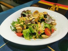 田园蔬菜沙拉配凯撒汁-又见马甲M8融合西餐厅(体育中心店)