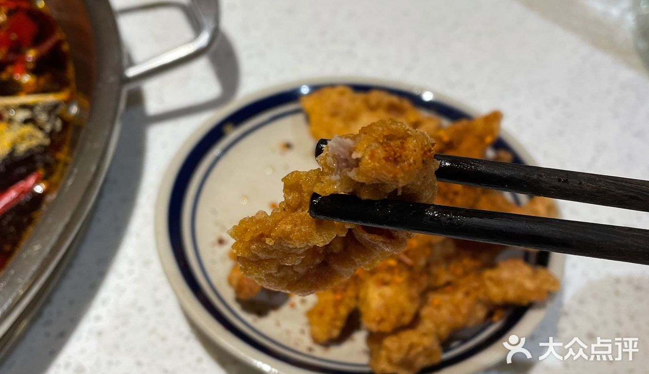 门面不是很大，板凳不是平常的木板凳