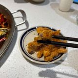 门面不是很大，板凳不是平常的木板凳