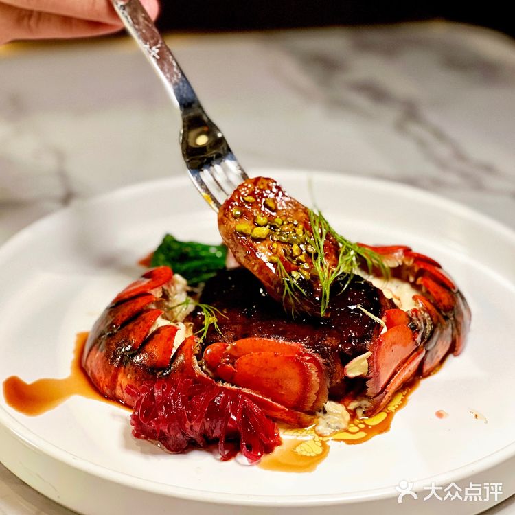 高甜预警｜情人节氛围拉满的烛光晚餐🌹餐厅一楼是玫瑰花花海～