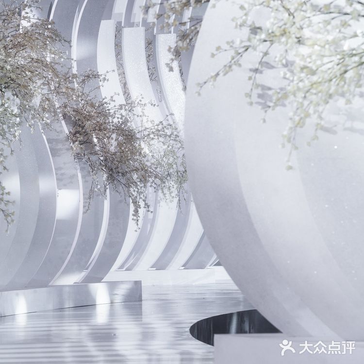 一场纯白色的圣洁婚礼，这样的设计感你还在担心长辈无法接受吗？