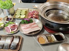 -围炉肉舍•炭烤活鳗•丹东海鲜烤肉(步行街店)