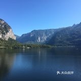 湖中还有白天鹅和水鸭在嬉戏