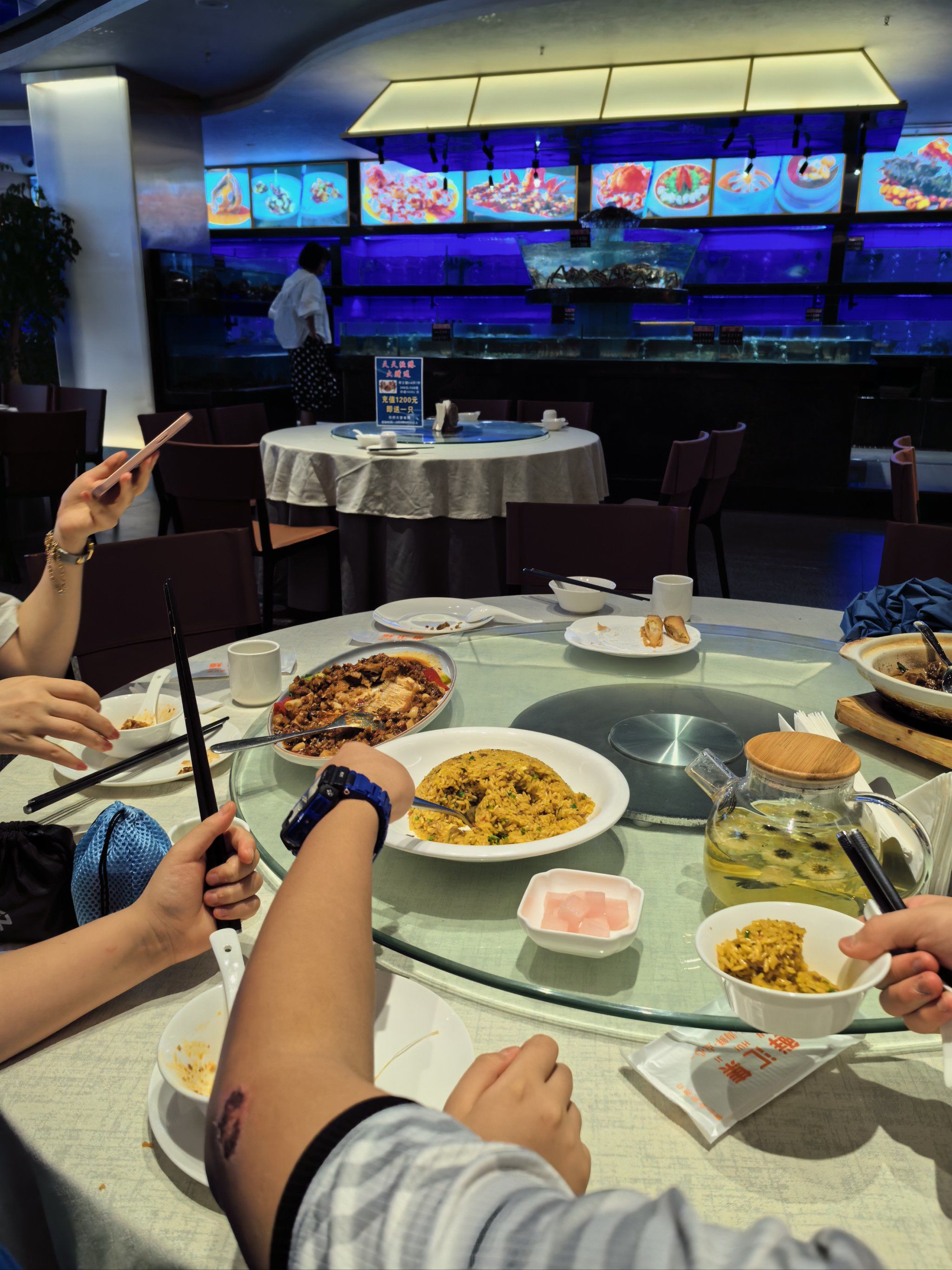 餐厅环境很好,服务员比较积极
