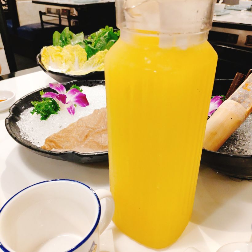 「金桔柠檬汁」饮料一扎,酸酸甜甜味道正好,解辣解腻,适合2-3人喝